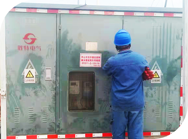 Um trabalhador vestindo uniforme azul e capacete está inspecionando equipamentos elétricos