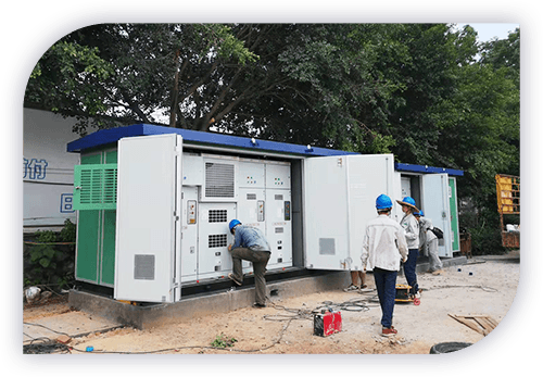  Engenheiros examinando máquinas elétricas em um local ao ar livre