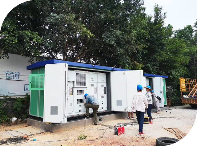 Engenheiros examinando máquinas elétricas em um local ao ar livre